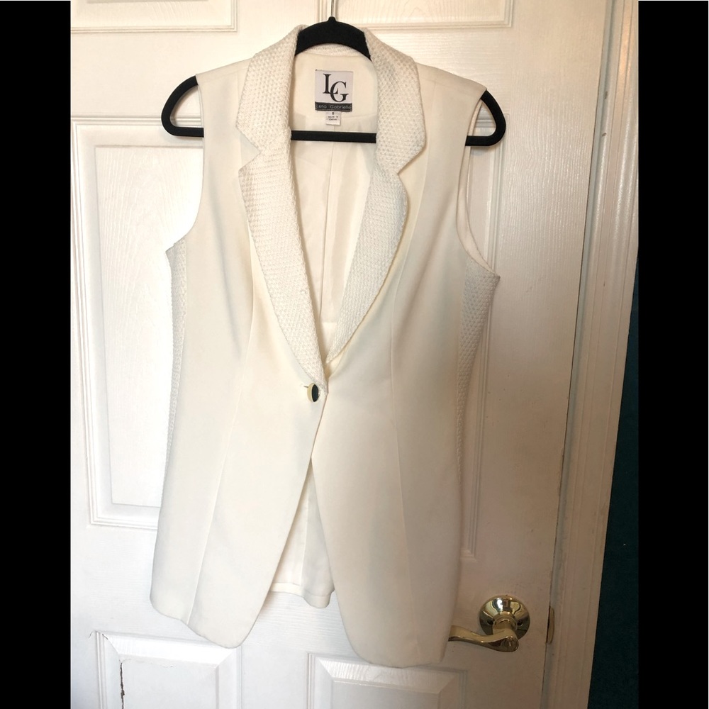 LG Lena Gabrielle Blazer sleeveless white with one gold button Size: 8
